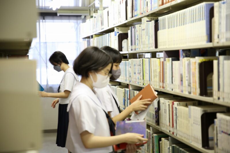 中学２年　夏休み　特別プログラム　第５弾（大学図書館×ピース作り）